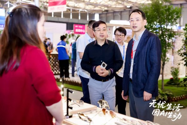 我要配资平台查询 科技赋能 生活无忧 老凤祥 AI 眼镜“老博会”重磅首秀